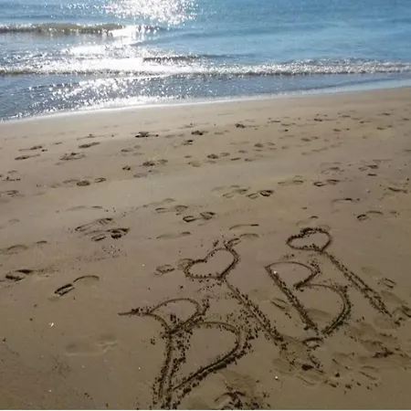 Enjoy Your In Our Lovely Flat With Garden 公寓 比比翁