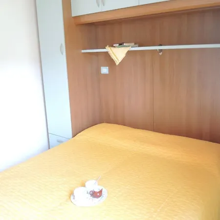 Enjoy Your In Our Lovely Flat With Garden 公寓 比比翁